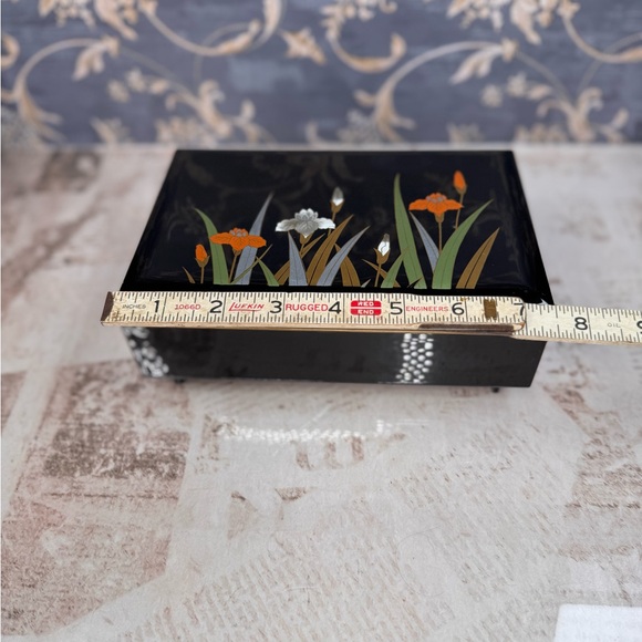 Vintage Black Lacquer Music Box Floral Inlay Jewelry Box Mirror Lid - Picture 3 of 9